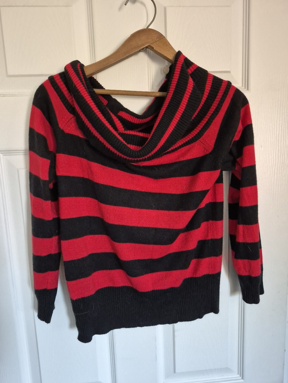Y2K ! VENUS Black & Red Striped Off-Shoulder Knit Sweater - Picture 3 of 3